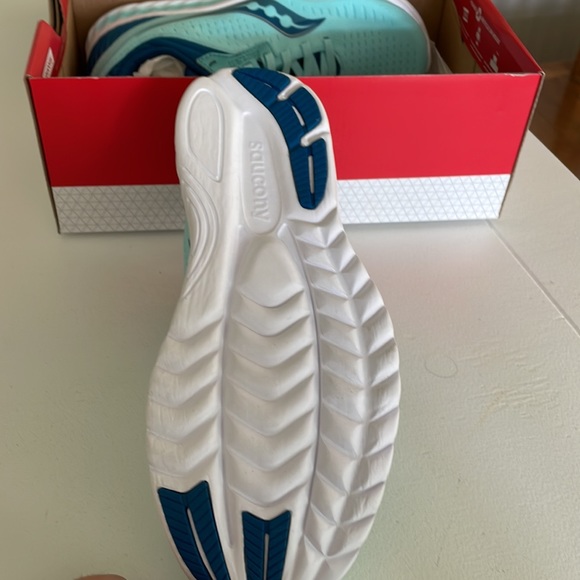 Saucony Women’s running shoes, Kinvara model, size 8. - Picture 4 of 5